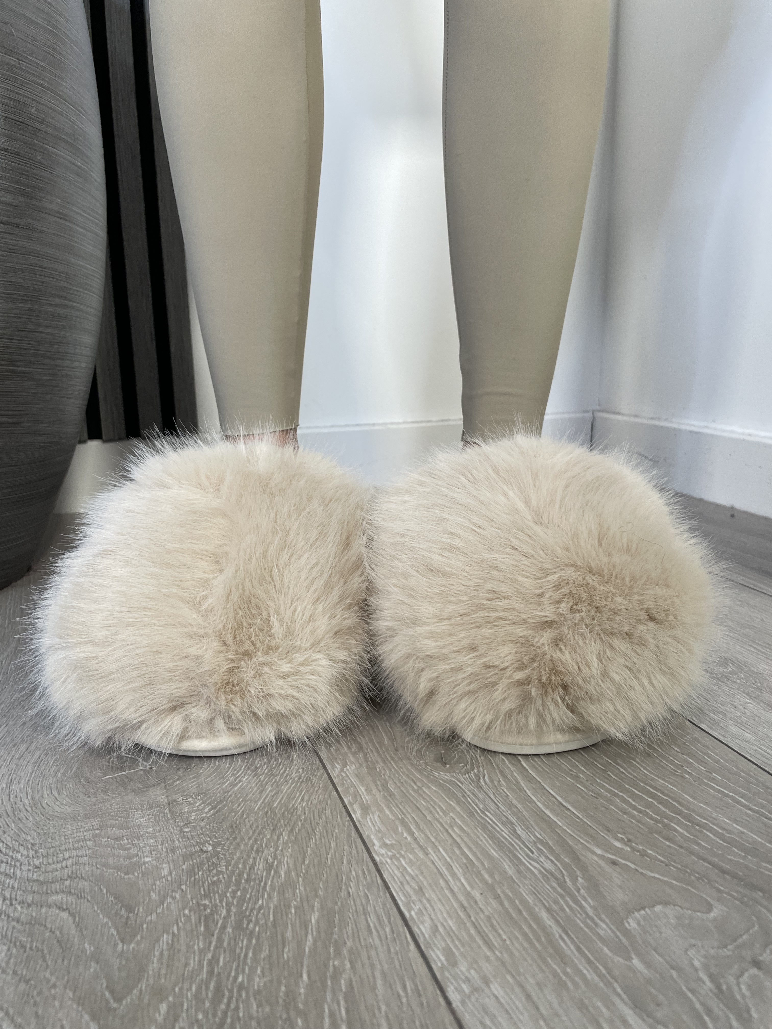 Round toe flat shoes